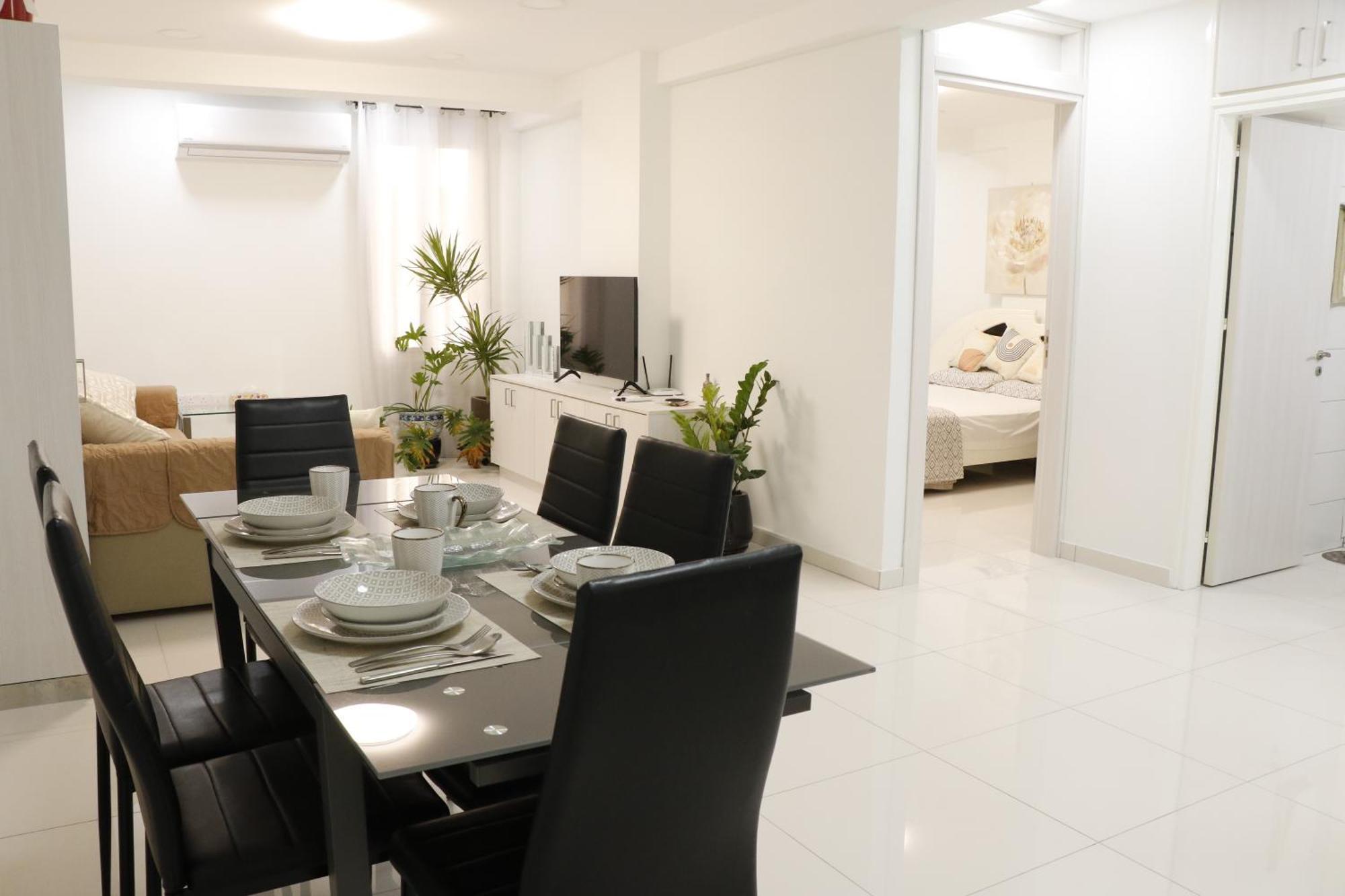 Spacious Apartment, Near Pinikoudes