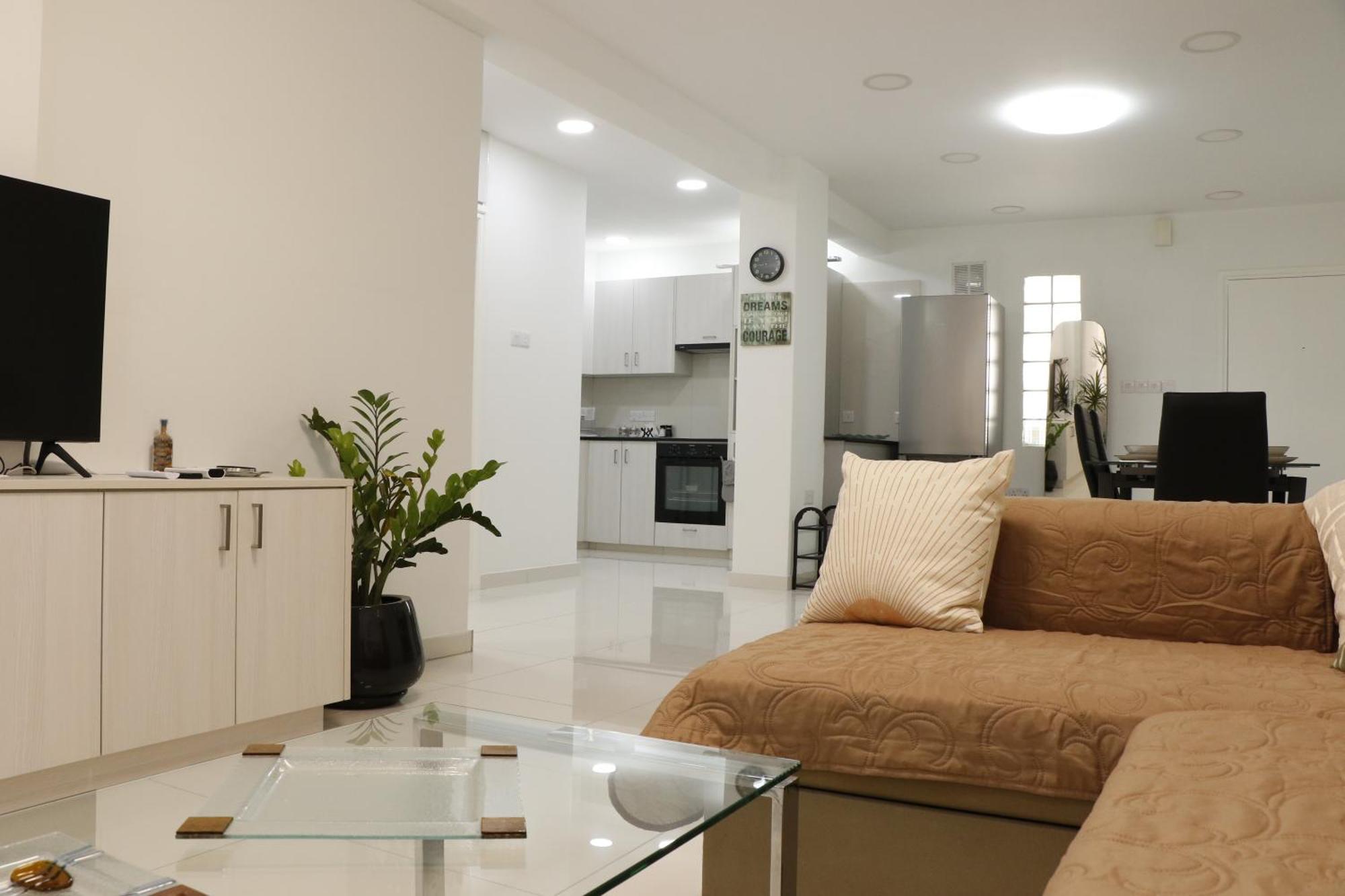 Spacious Apartment, Near Pinikoudes Apartment Larnaca