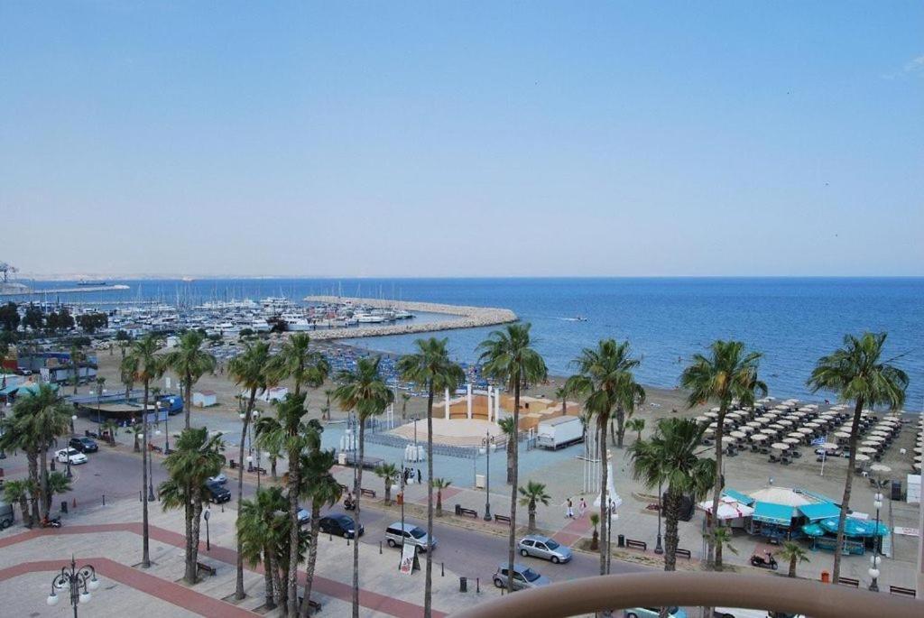 Spacious Apartment, Near Pinikoudes