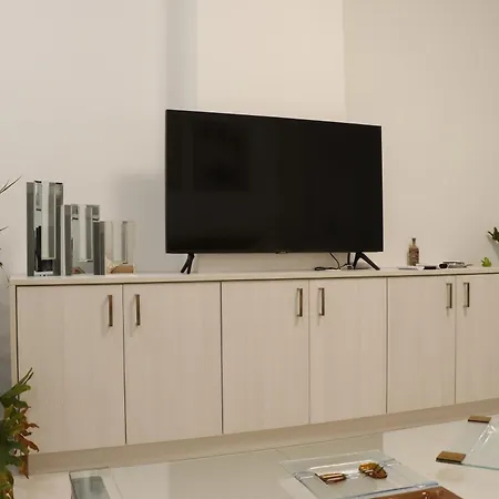 Spacious Apartment, Near Pinikoudes Beach Larnaca Exterior photo