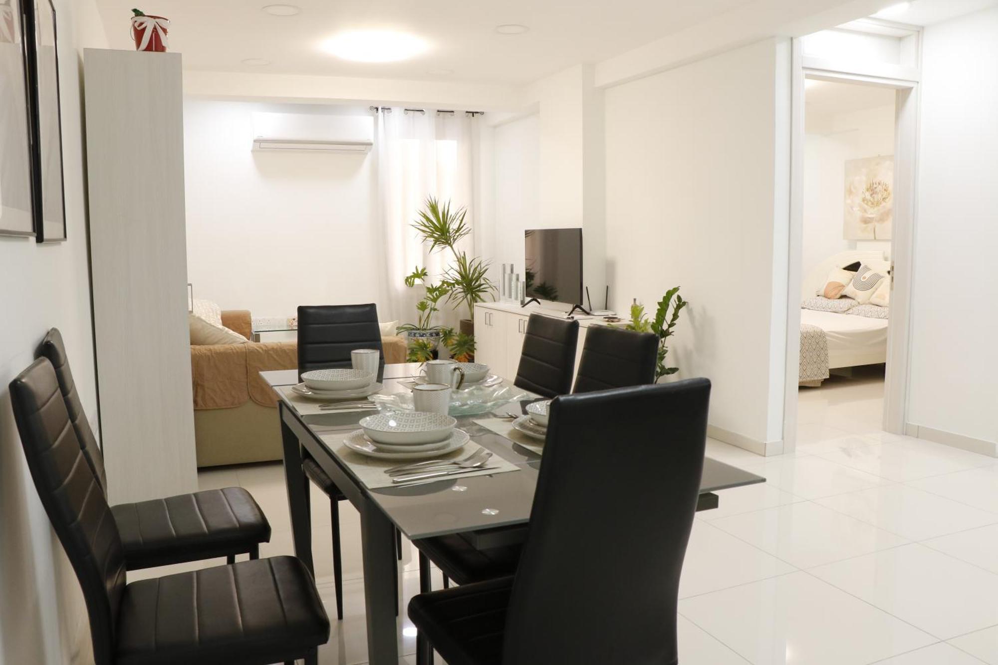 Spacious Apartment, Near Pinikoudes * Lárnaka